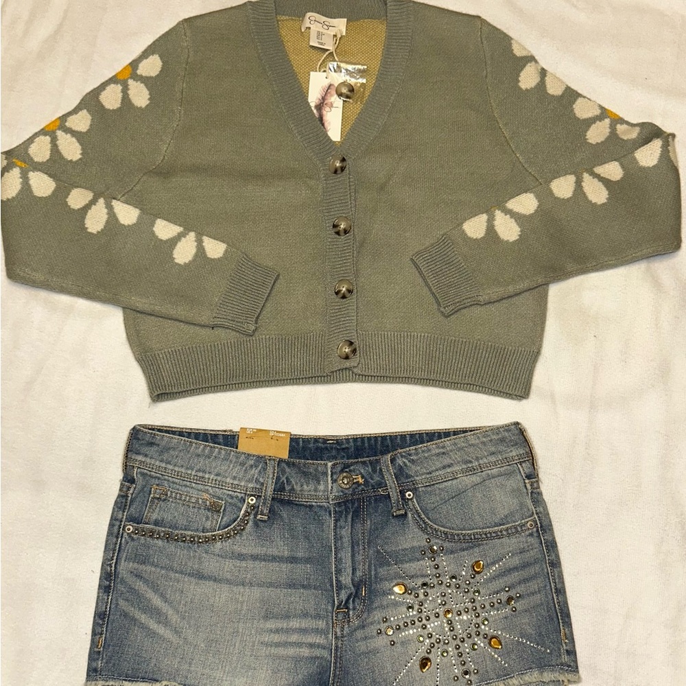 Green Cardigan Sweater with daisy’s Pattern Sand Denim shorts 6